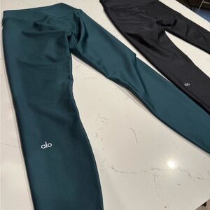 ALO Yoga dark green and Black Leggings. 7/8. Small high rise airlift